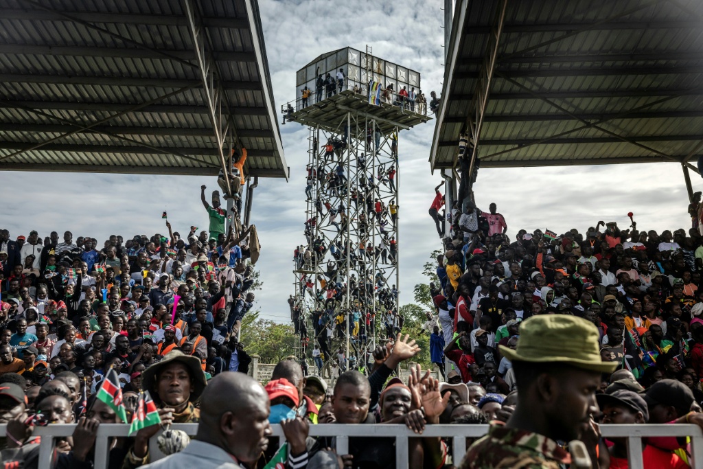 Des partisans de Raila Odinga sont montés sur un château d'eau près du stade où est exposée la dépouille de l'opposant, à Kisumu, dans l'ouest du Kenya, le 18 octobre 2025.