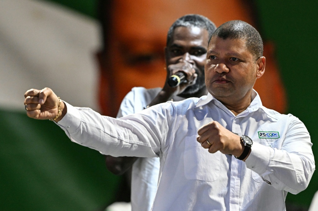 Le candidat à la présidentielle ivoirienne du Parti démocratique de Côte d'Ivoire - Rassemblement démocratique africain (PDCI-RDA), parti de centre-droit, Jean-Louis Billon (d) lors d'un meeting de campagne à Dabou, le 16 octobre 2025.