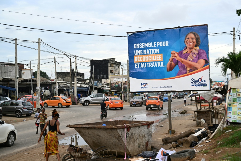 Une affiche de campagne de l'ancienne Première Dame ivoirienne et candidate à la présidentielle du Mouvement des Générations Capables (MGC), Simone Ehivet Gbagbo, dans le quartier de Yopougon, à Abidjan, le 12 octobre 2025.