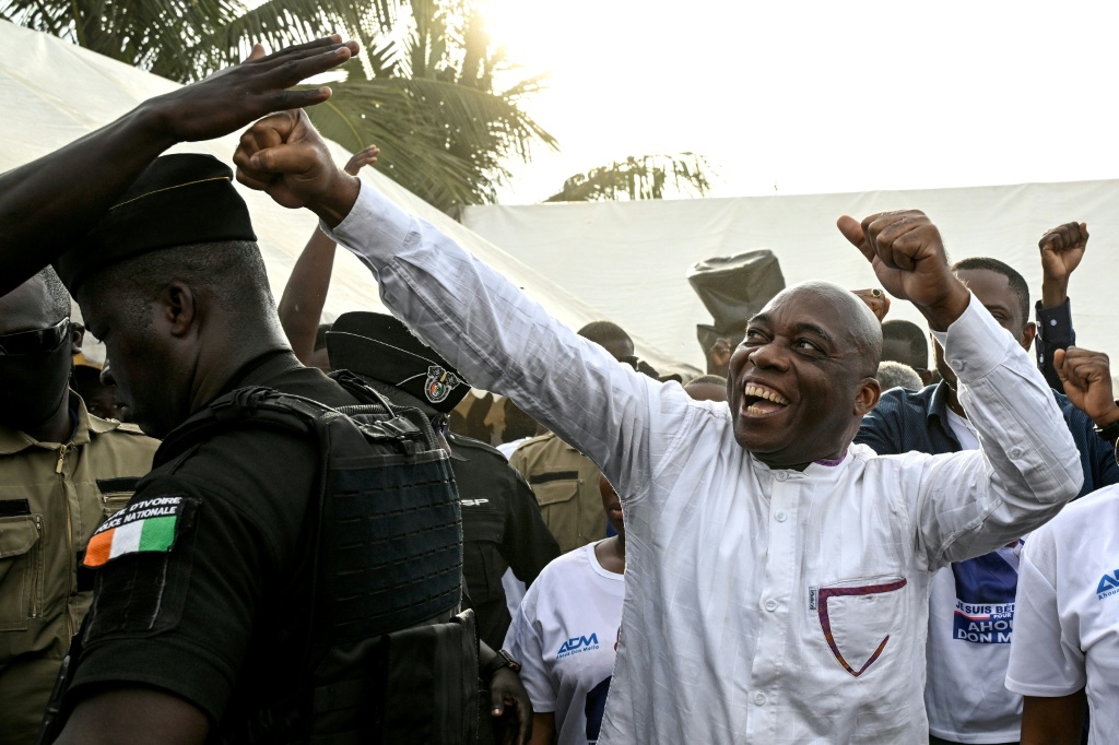 Le candidat indépendant ivoirien à la présidentielle, Ahoua Don Mello, accueilli par ses partisans lors d'un rassemblement de campagne dans la commune de Port-Bouët, à Abidjan, le 15 octobre 2025.