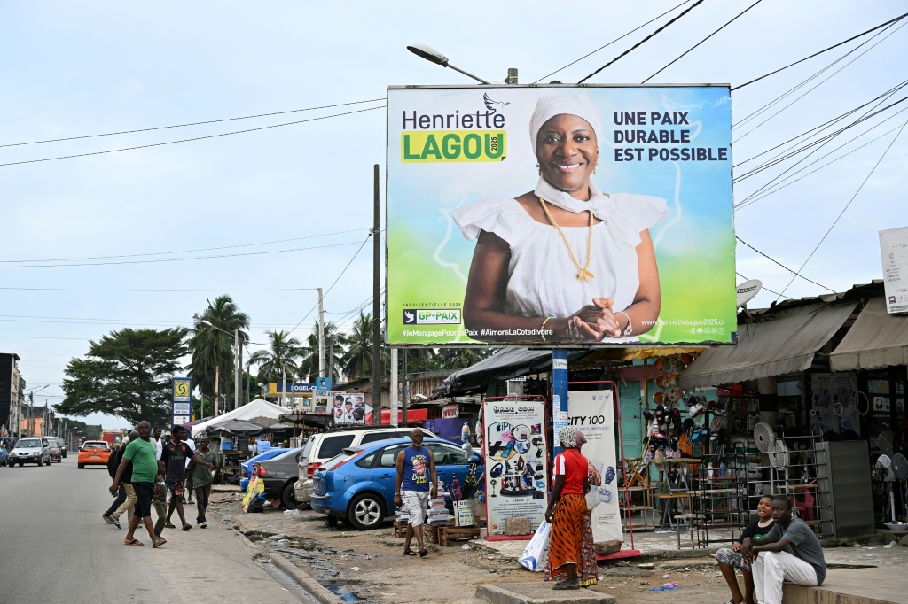 Une affiche de campagne de la candidate présidentielle du Groupement des Partenaires Politique pour la Paix (GP-PAIX), Henriette Lagou, dans une rue de Yopougon, à Abidjan, le 12 octobre 2025.