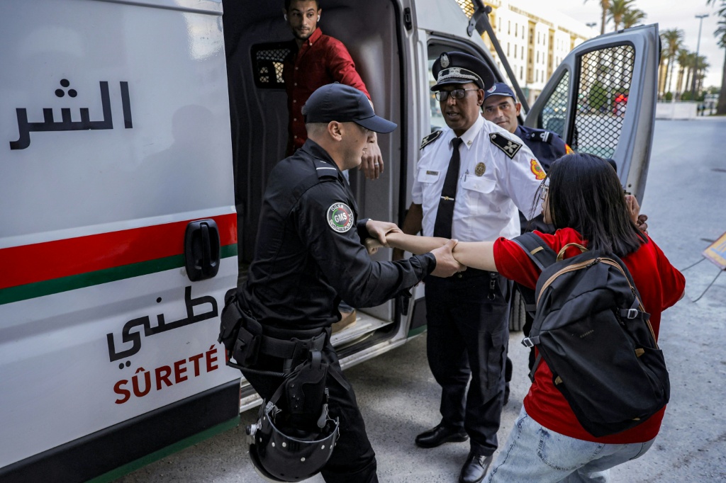 Des Forces de sécurité marocaines arrêtent un manifestant lors d'un rassemblement pour réclamer de meilleurs services de santé et d'éducation, devant le bâtiment du Parlement à Rabat, le 27 septembre 2025.