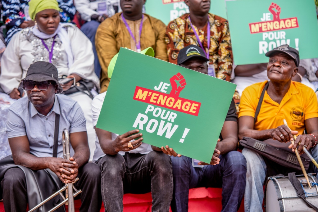 Des partisans assistent à la cérémonie d'investiture du ministre des Finances et candidat à la présidentielle de la coalition au pouvoir, Romuald Wadagni, au Stade municipal de Parakou, le 4 octobre 2025 au Bénin.