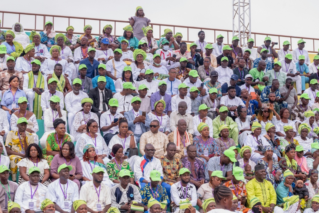 Des partisans assistent à la cérémonie d'investiture du ministre des Finances et candidat à la présidentielle de la coalition au pouvoir, Romuald Wadagni, au Stade municipal de Parakou, le 4 octobre 2025 au Bénin.