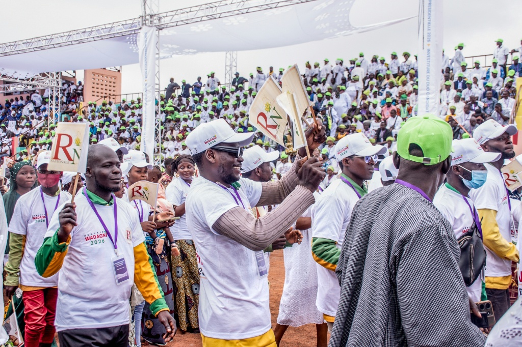 Des partisans assistent à la cérémonie d'investiture du ministre des Finances et candidat à la présidentielle de la coalition au pouvoir, Romuald Wadagni, au Stade municipal de Parakou, le 4 octobre 2025 au Bénin.