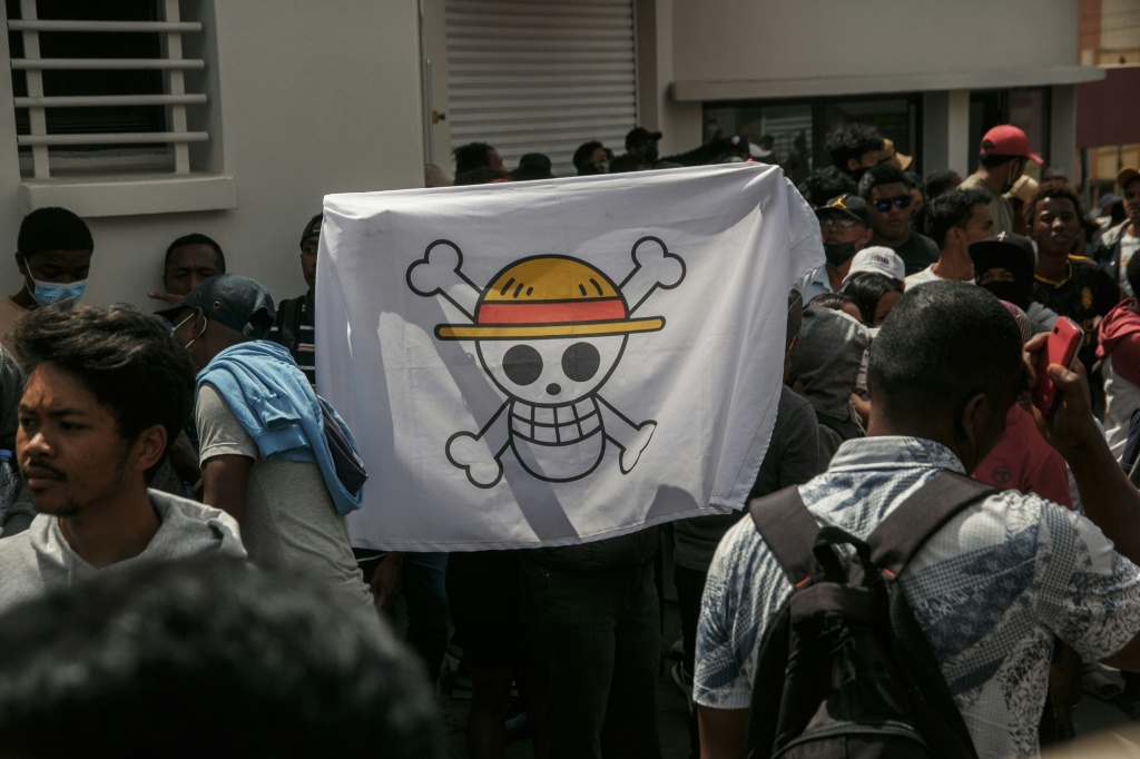 Des manifestants à Madagascar brandissent le drapeau pirate de l'anime japonais 'One Piece' lors d'une nouvelle mobilisation contre le pouvoir à Antananarivo le 30 septembre 2025.
