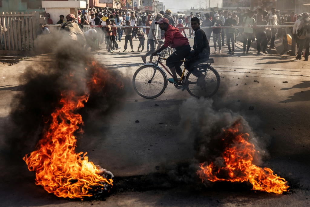 Manifestants et barrages en feu dans une rue d'Antananarivo, le 7 octobre 2025 à Madagascar.
