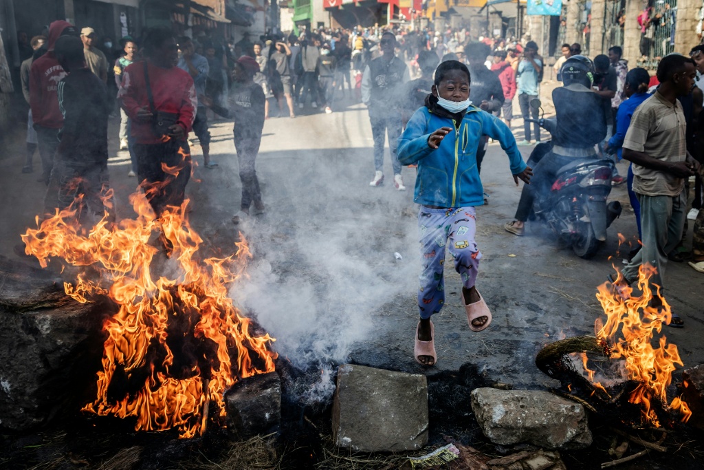 Une barricade en feu lors d'affrontements entre manifestants et Forces de sécurité à Antananarivo, le 6 octobre 2025 à Madagascar.