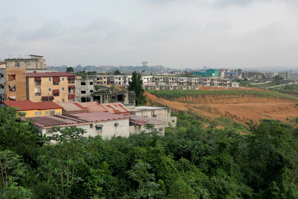 Vue aérienne de développements urbains dans le quartier résidentiel d'Angré, à Abidjan, le 27 juillet 2025 en Côte d'Ivoire.