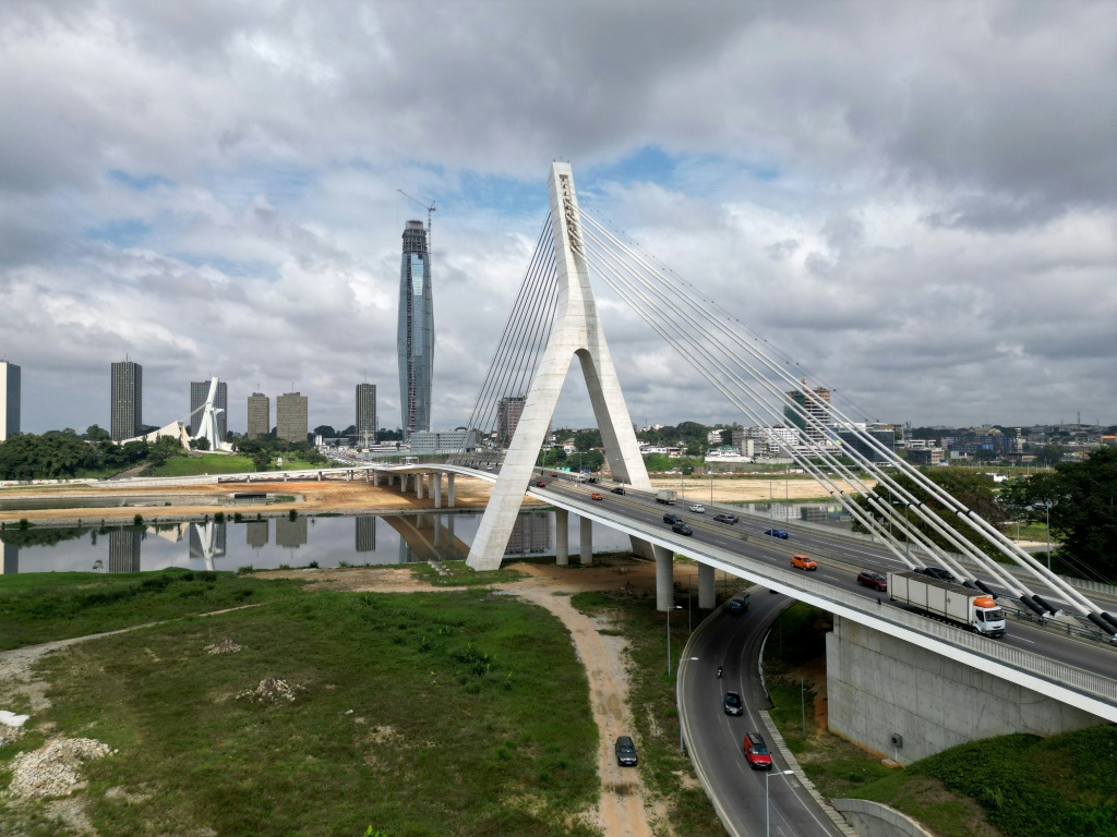 Vue aérienne du pont Alassane Ouattara et d'immeubles du Plateau, le quartier des affaires d'Abidjan, le 30 septembre 2025 en Côte d'Ivoire.