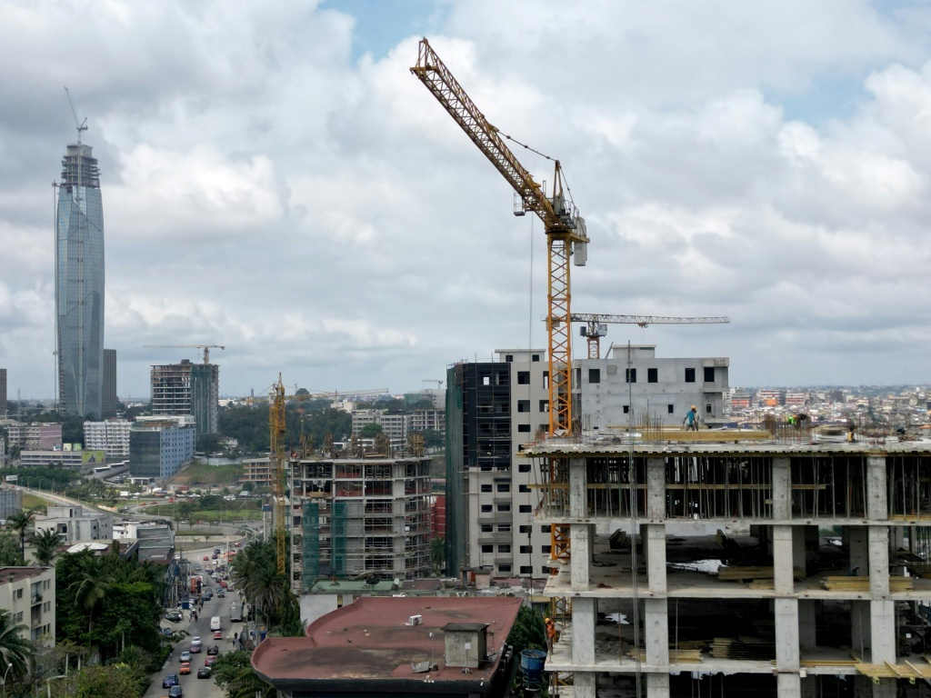 Des immeubles en construction dans le quartier de Cocody, à Abidjan, le 30 septembre 2025 en Côte d'Ivoire.