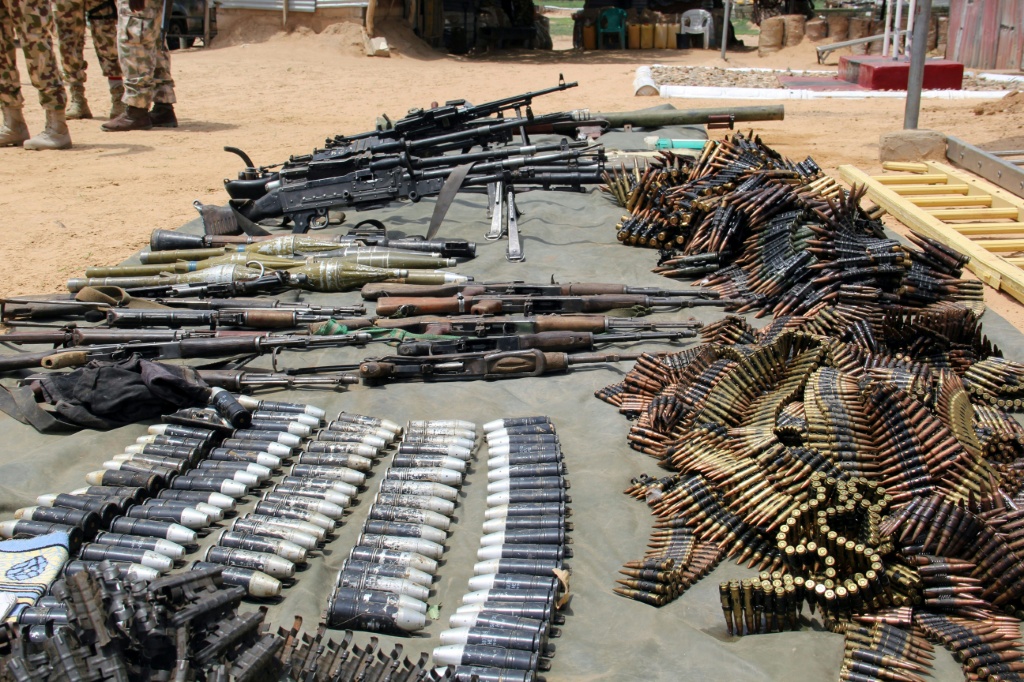 Des armes et munitions saisies à des jihadistes de Boko Haram exposées à Goniri, dans le nord-est du Nigeria, le 3 juillet 2019.