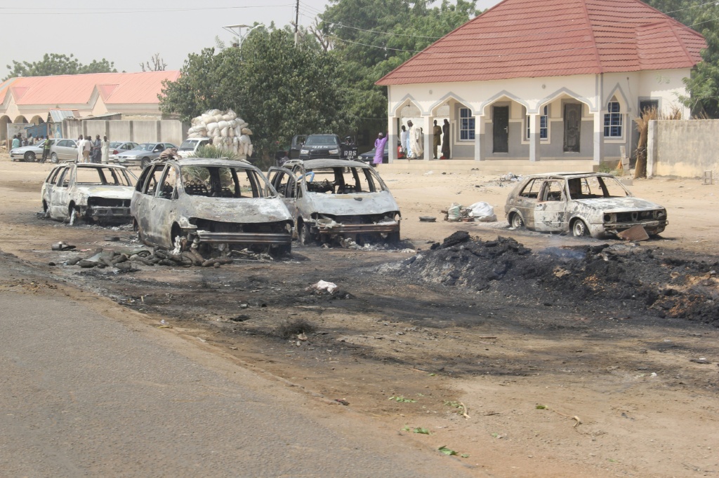 Des voitures incendiées par des membres présumés de l'État islamique en Afrique de l'Ouest (Iswap lors d'une attaque le 9 février 2020 à Auno, au Nigeria).