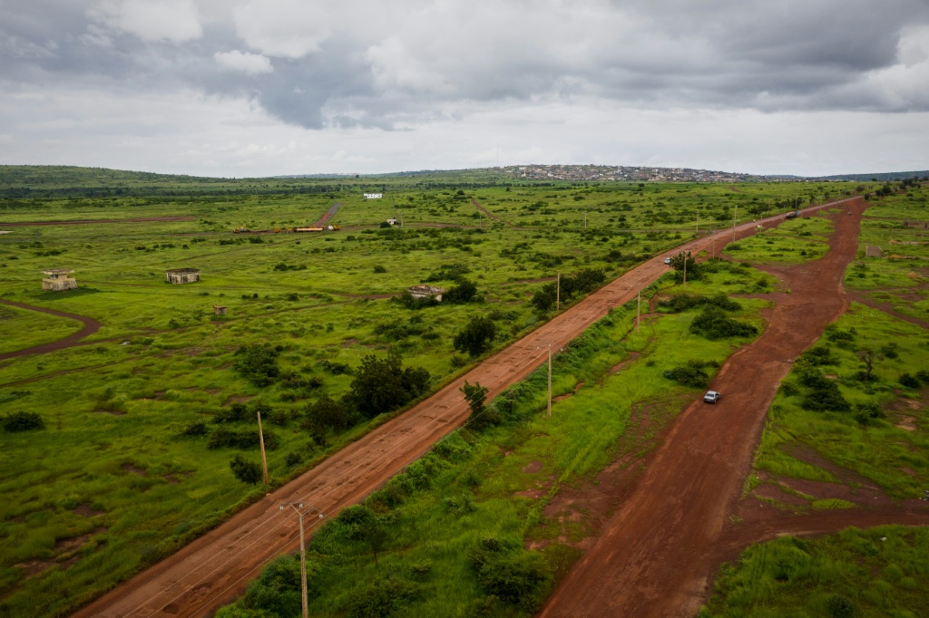 Vue aérienne d'une route reliant Bamako à la ville de Kayes, le 27 août 2019 au Mali.