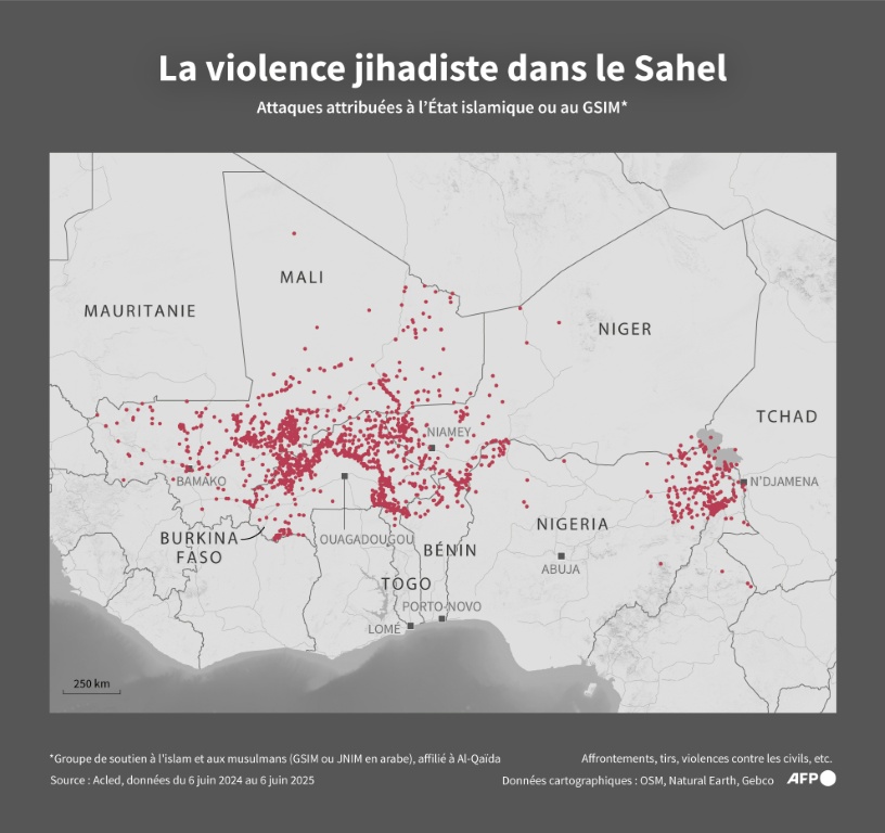 Carte de l'Afrique de l'Ouest et de l'Afrique centrale montrant les cas de violence politique attribués aux groupes de l'État islamique et au Groupe de soutien à l'islam et aux musulmans (GSIM) affilié à Al-Qaïda, selon les données de l'ONG Acled sur un an jusqu'au 6 juin 2025.