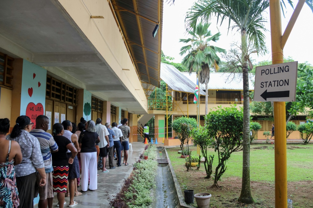 Des électeurs font la queue dans un bureau de vote à Victoria, la capitale des Seychelles le 27 septembre 2025, lors des élections présidentielles et parlementaires.