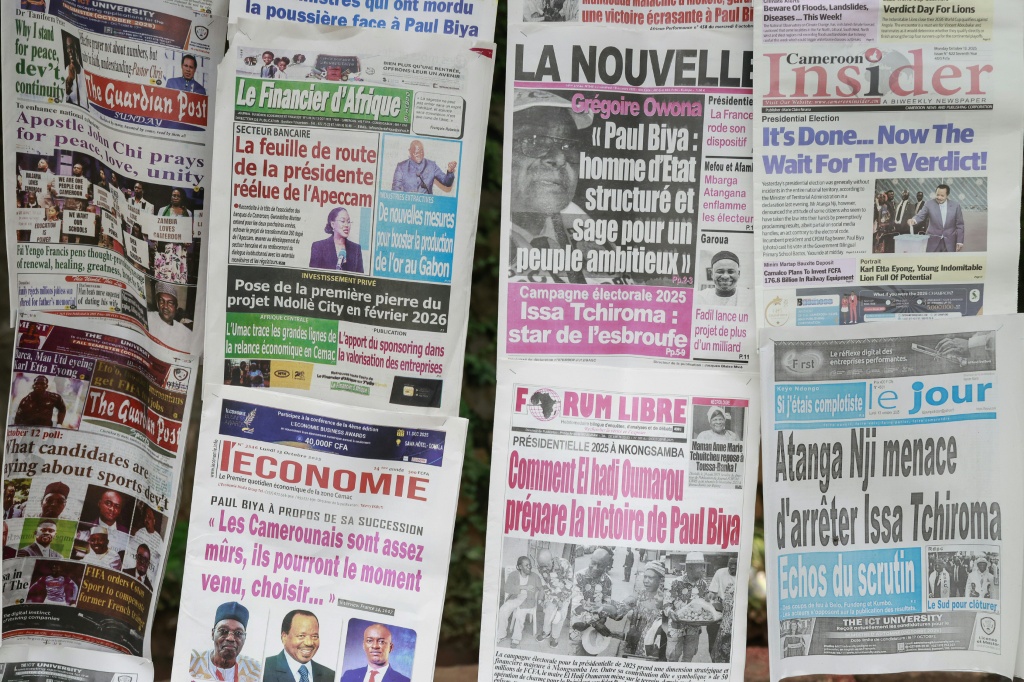 Les unes des journaux publiés au lendemain de l'élection à Yaoundé, le 13 octobre 2025.
