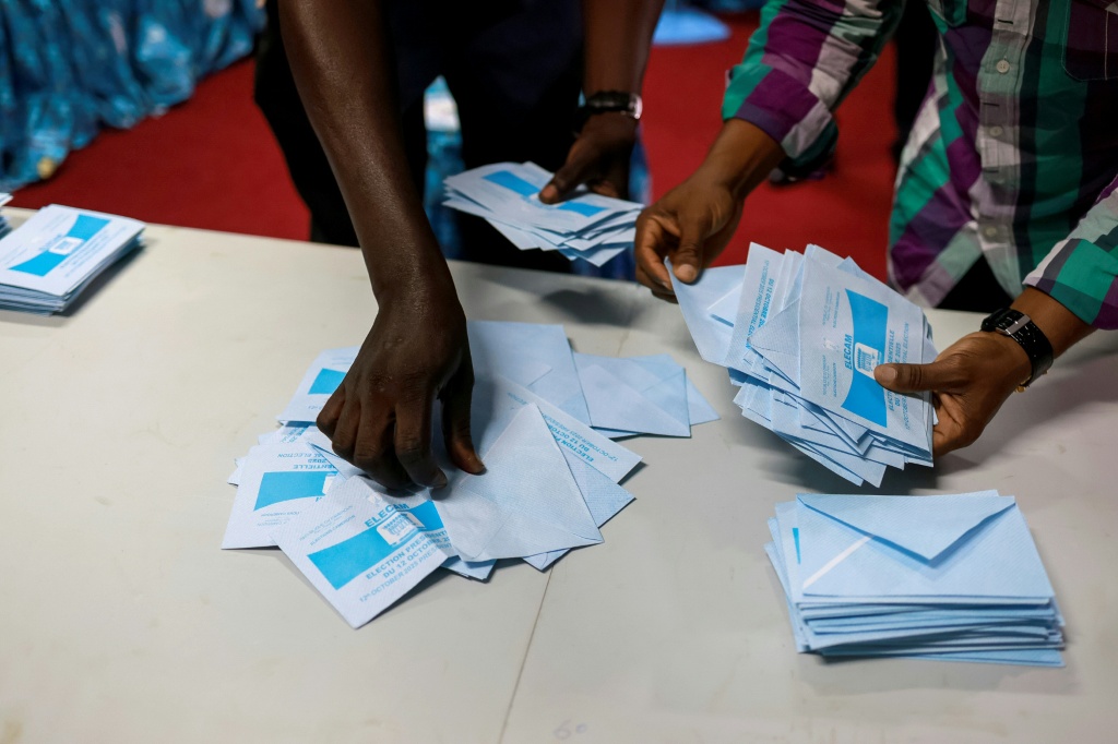 Des bulletins de vote à Yaoundé, le 12 octobre 2025.