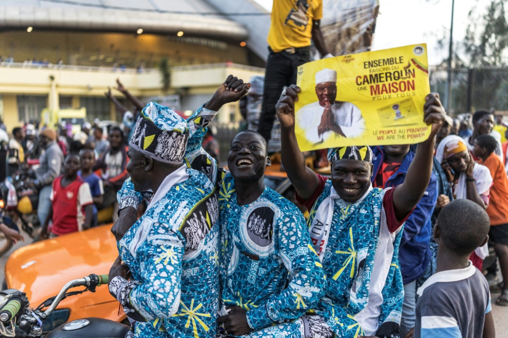 Un groupe de conducteurs de moto-taxis soutiennent le candidat Tchiroma dans les rues de Yaoundé, le 11 octobre 2025.