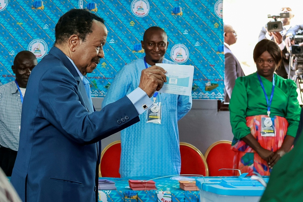 Paul Biya, 92 ans, glisse son bulletin dans l'urne à Yaoundé le 12 octobre 2025.