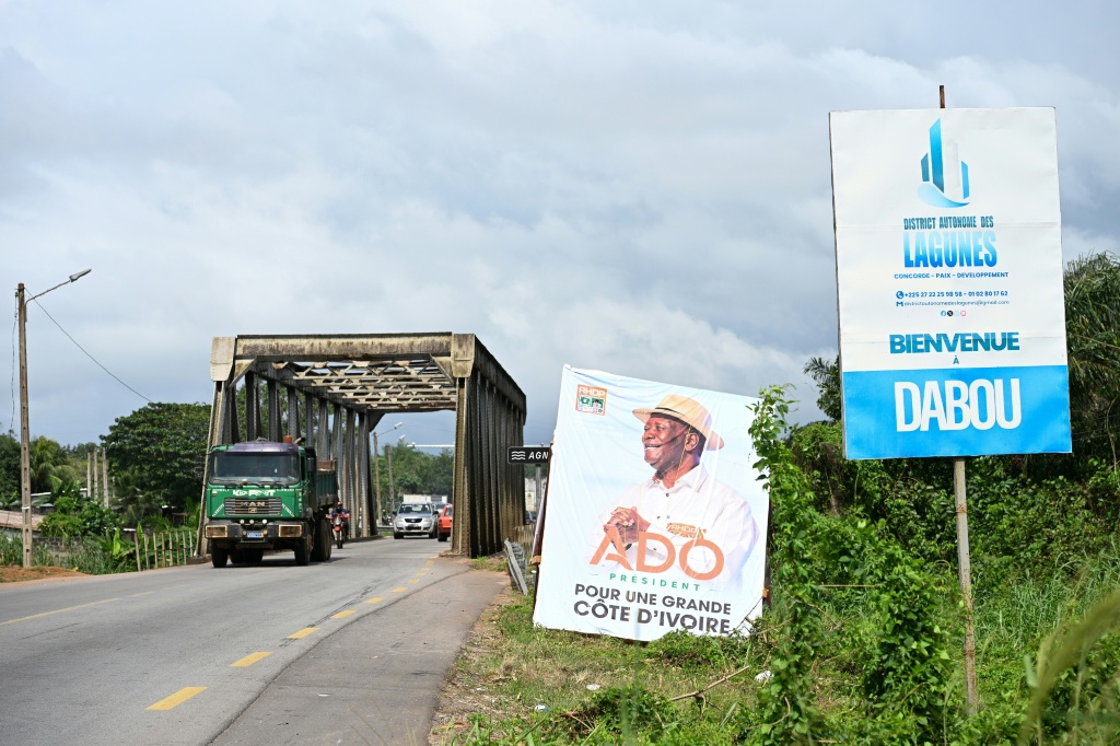 Une affiche de campagne du Président ivoirien et candidat à la présidentielle du Rassemblement des houphouétistes pour la démocratie et la paix (RHDP), Alassane Ouattara, à l'entrée de la ville de Dabou, le 16 octobre 2025 en Côte d'Ivoire.