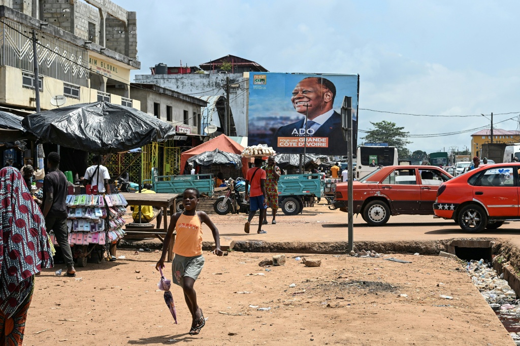 Une affiche de campagne du Président ivoirien et candidat à la présidentielle du Rassemblement des houphouétistes pour la démocratie et la paix (RHDP) Alassane Ouattara, dans une rue de Dabou, à l'ouest d'Abidjan, le 16 octobre 2025 en Côte d'Ivoire.