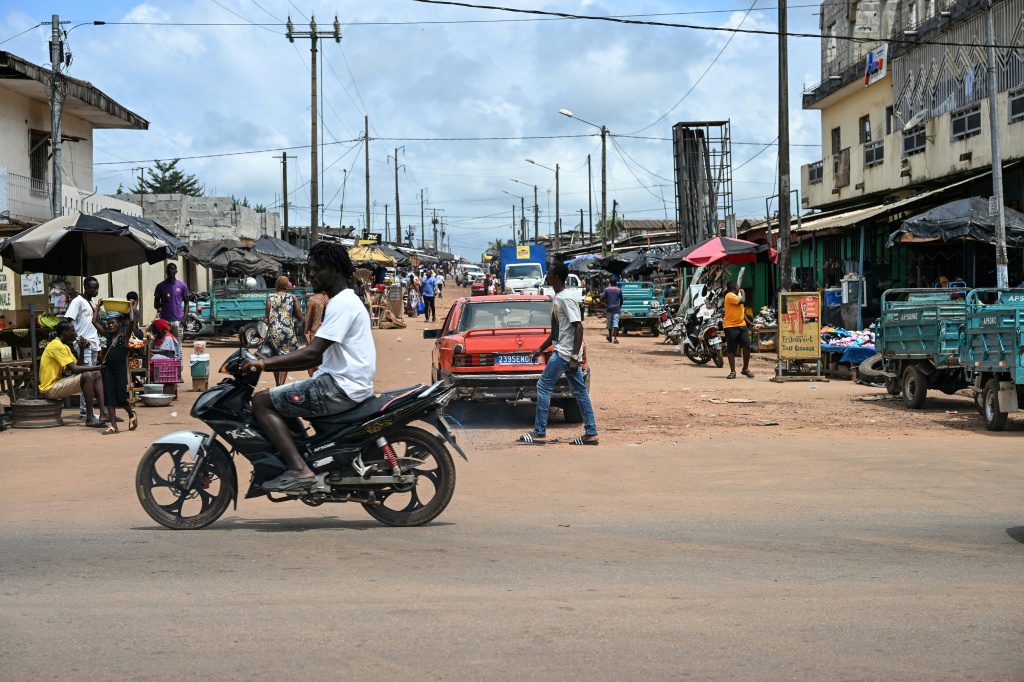 Une rue de Dabou, à l'ouest d'Abidjan, le 16 octobre 2025 en Côte d'Ivoire.