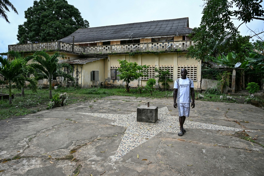 Un guide touristique au Fort Faidherbe, la résidence historique du général français Louis Faidherbe, le 16 octobre 2025 à Dabou, en Côte d'Ivoire.
