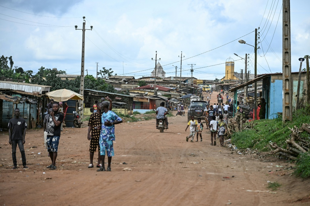 Des habitants dans une rue de Lopou, village voisin de Dabou, à l'ouest d'Abidjan, le 16 octobre 2025 en Côte d'Ivoire.