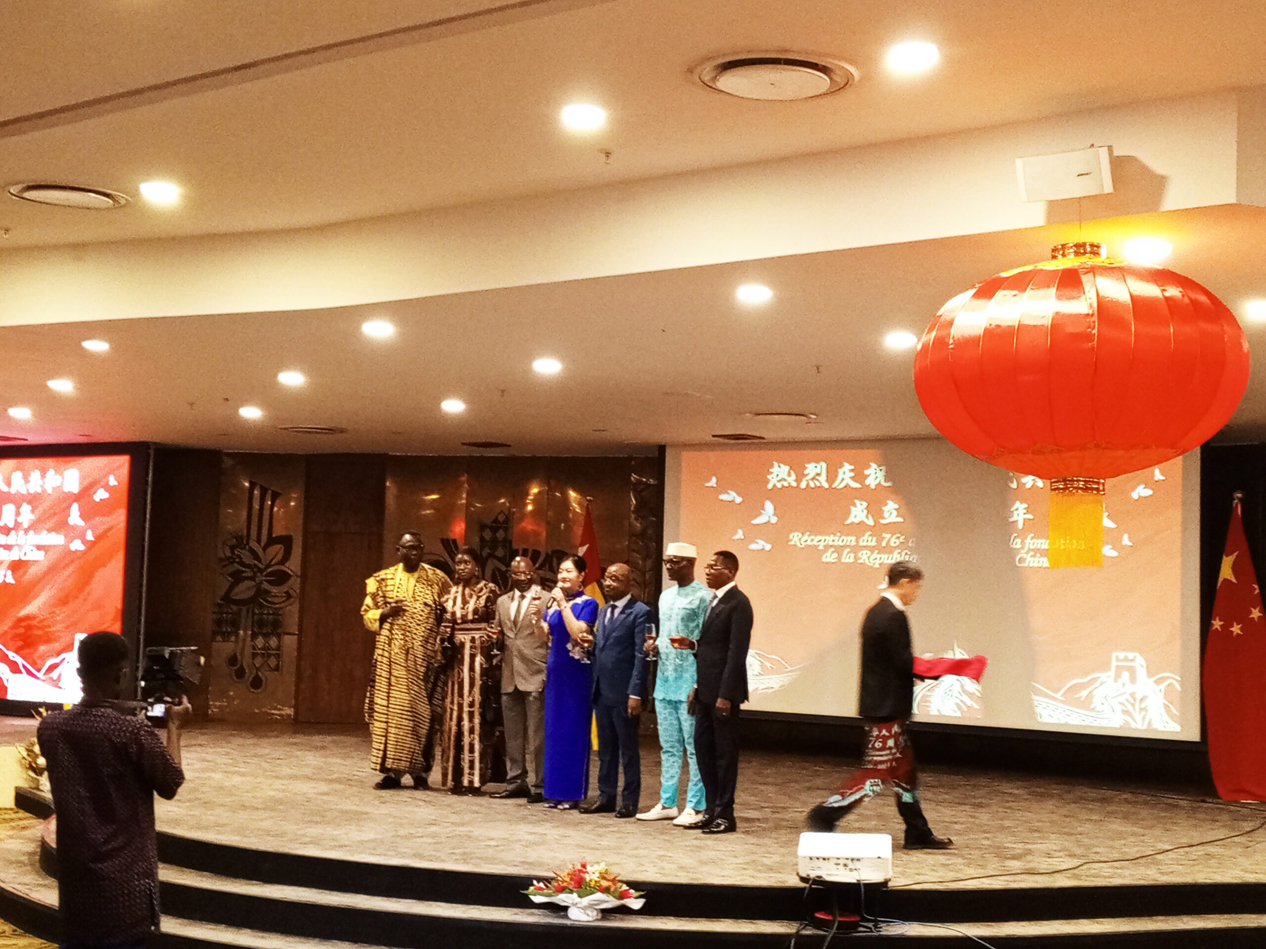 Mme Wang Min (en bleu), entouré d'officiels togolais le 29 septembre 2025 à Lomé.