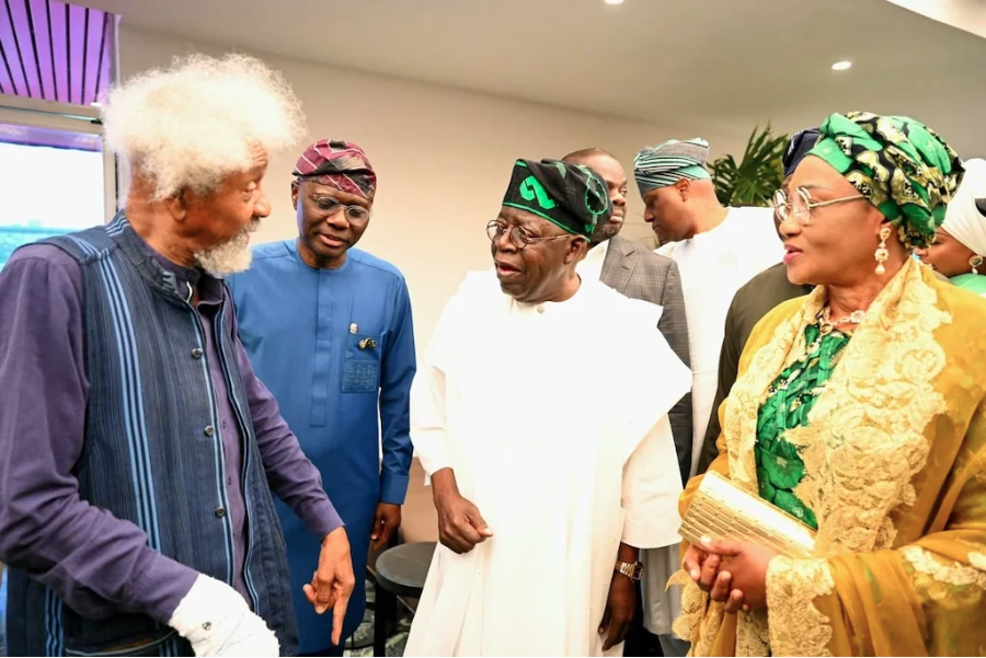 Le Président Bola Ahmed Tinubu et Wole Soyinka lors de la l'Inauguration du Centre Wole Soyinka pour la Culture et les Arts créatifs (DR, naltf.gov.ng)