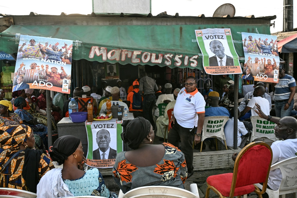 Des partisans du parti RHDP au pouvoir en Côte d'Ivoire se rassemblent à l'appel de l'association Marcoussis dans la Commune de Yopougon, à Abidjan (Côte d'Ivoire), le 13 octobre 2025.