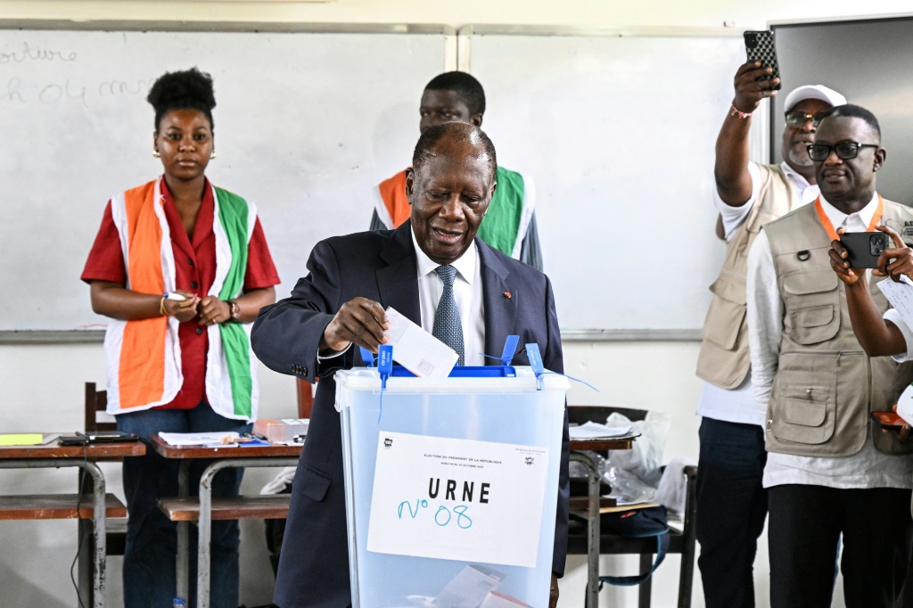 Le Président sortant et candidat à la présidentielle ivoirienne Alassane Ouattara vote à Abidjan le 25 octobre 2025.