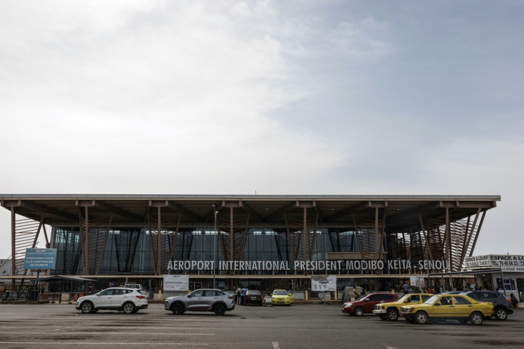 Vue générale de l'aéroport international Modibo Keita à Bamako, le 8 novembre 2025.