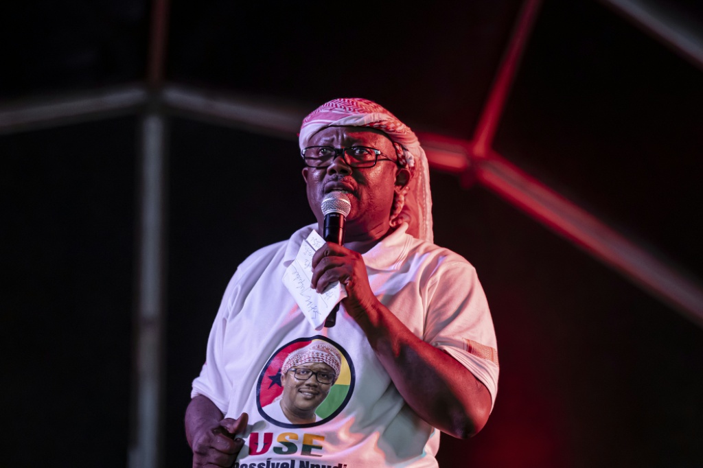 Le Président et candidat à la présidentielle de Guinée-Bissau, Umaro Sissoco Embalo, lors d'un rassemblement, à Bissau, le 21 novembre 2025.