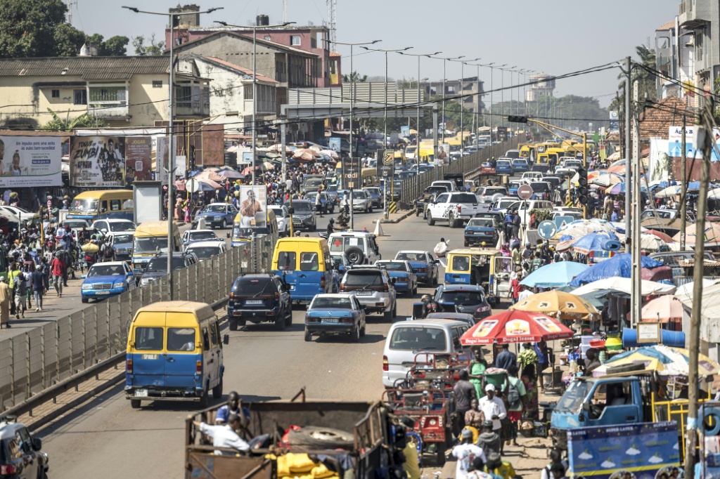 Circulation automobile près d'un marché à Bissau, le 28 novembre 2025 après un coup d'Etat en Guinée-Bissau.
