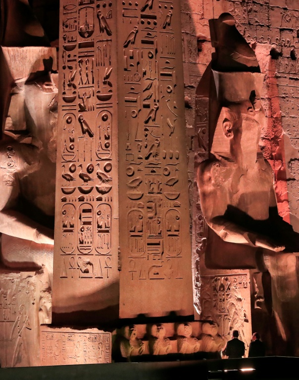 Le Président égyptien Abdel Fattah al-Sissi (d) et le ministre du Tourisme et des Antiquités Khaled el-Enany (2e d) devant l'obélisque à l'entrée du temple de Louxor, le 25 novembre 2021.