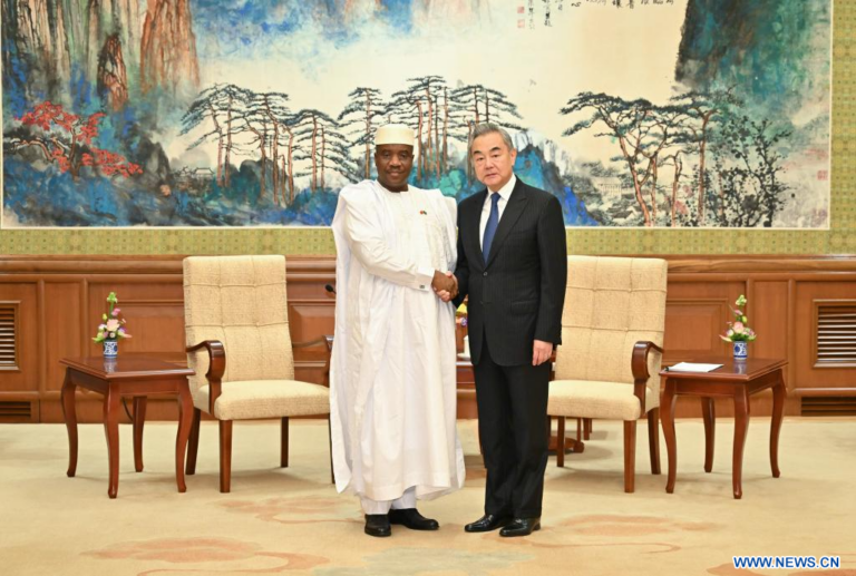 Wang Yi et Alhaji Mohamed Sarjoh Bah