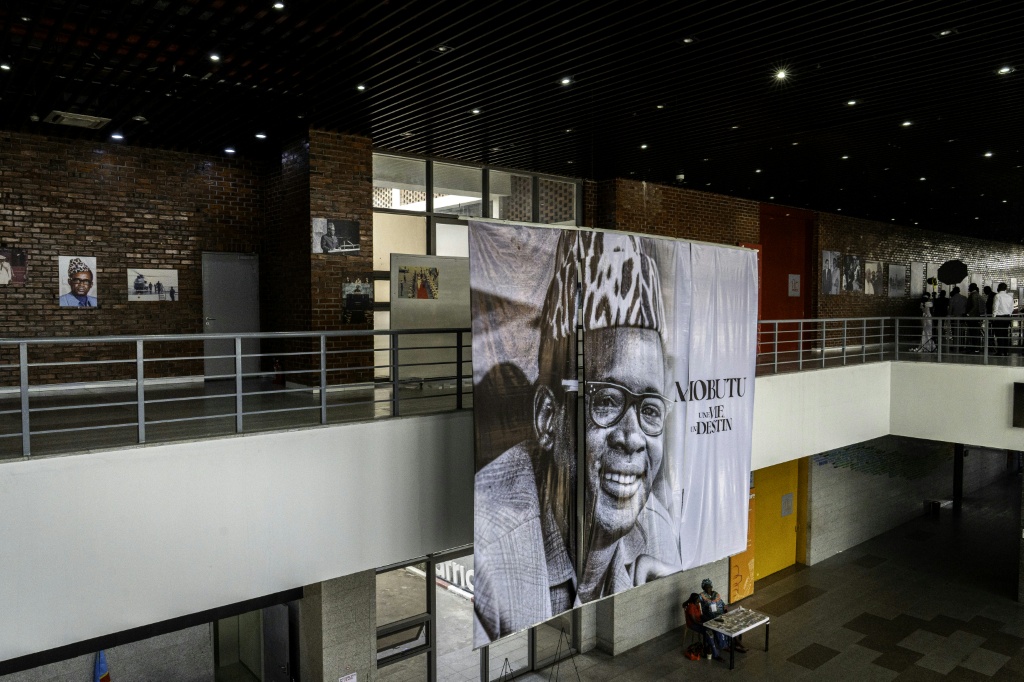 Affiche de l'exposition "Mobutu, une vie, un destin" consacrée à l'ex-dictateur congolais, le 17 octobre 2025 au Musée national de Kinshasa, en République démocratique du Congo.