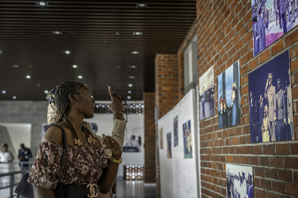 Deux étudiants observent des photos de l'exposition "Mobutu, une vie, un destin", le 17 octobre 2025 au Musée national de Kinshasa, en République démocratique du Congo.
