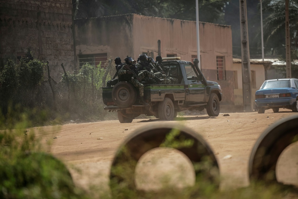 Un véhicule des Forces de l'ordre patrouille après des échauffourées dans la capitale bissau-guinéenne, le 29 novembre 2025.