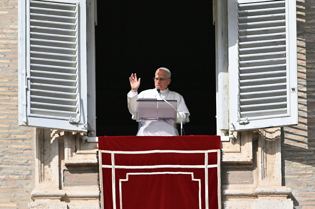 Le Pape Léon XIV lors de la prière de l'Angélus place Saint-Pierre, au Vatican, le 2 novembre 2025.