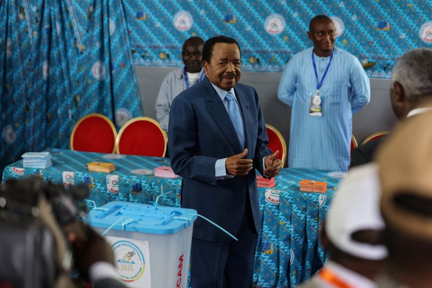 Paul Biya dans un bureau de vote lors de la présidentielle de 2025 (DR, CNN).