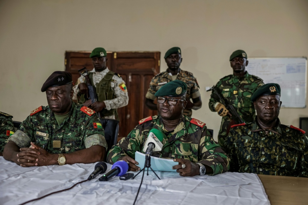 Le général Denis N'Canha (c), chef de la maison militaire de la Présidence, lors d'une conférence de presse au siège de l'état-major, le 26 novembre 2025 en Guinée-Bissau.