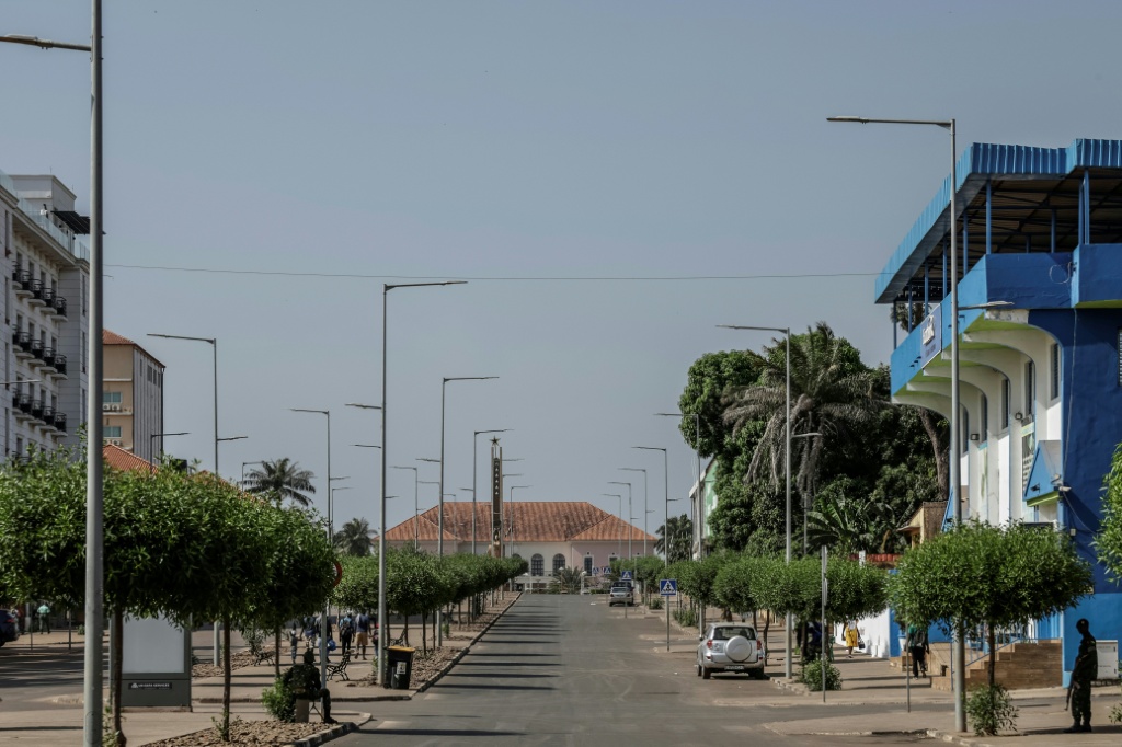 Une rue déserte à Bissau, le 26 novembre 2025 en Guinée-Bissau.
