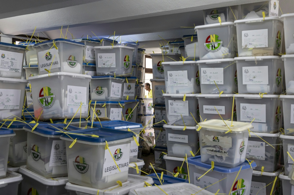 Une salle contenant des urnes remplies de matériel électoral, au siège de la CNE à Bissau, le 24 novembre 2025, au lendemain des élections présidentielles et législatives en Guinée-Bissau.