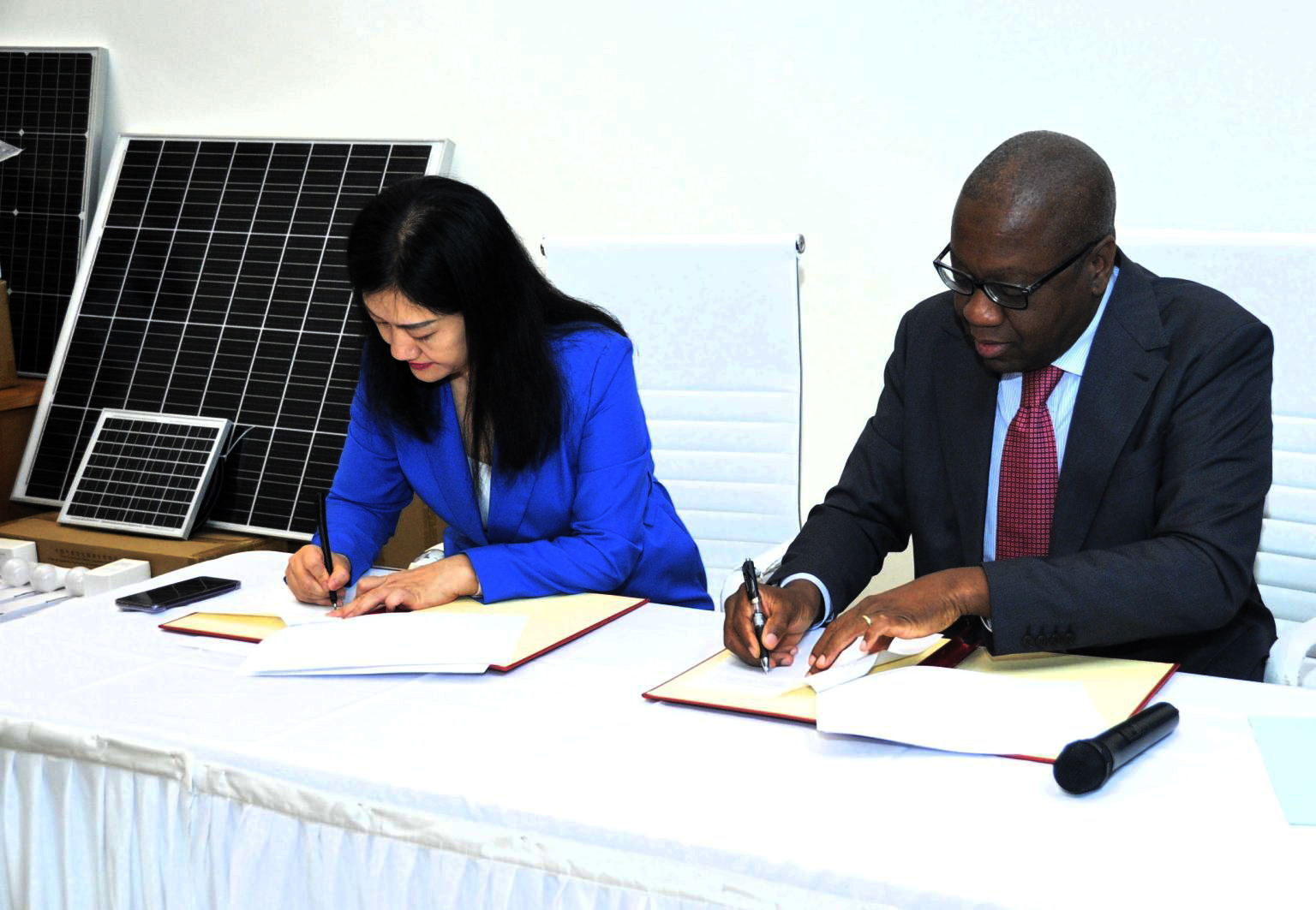 La Chine a offert 3.900 kits solaires au Togo ce 6 novembre 2025, lors d’une cérémonie officielle.
