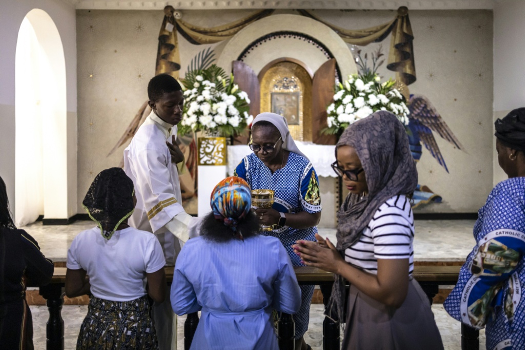 La communion dans une Eglise catholique de Lagos, au Nigeria, le 21 avril 2025.