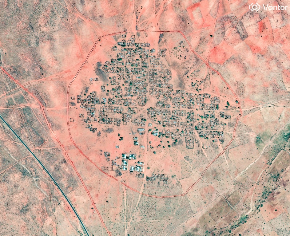 Photo satellite prise le 30 octobre 2025 et distribuée le 31 octobre par Vantor, montrant des levées de terre autour du village de Kinin, près d'El-Facher.