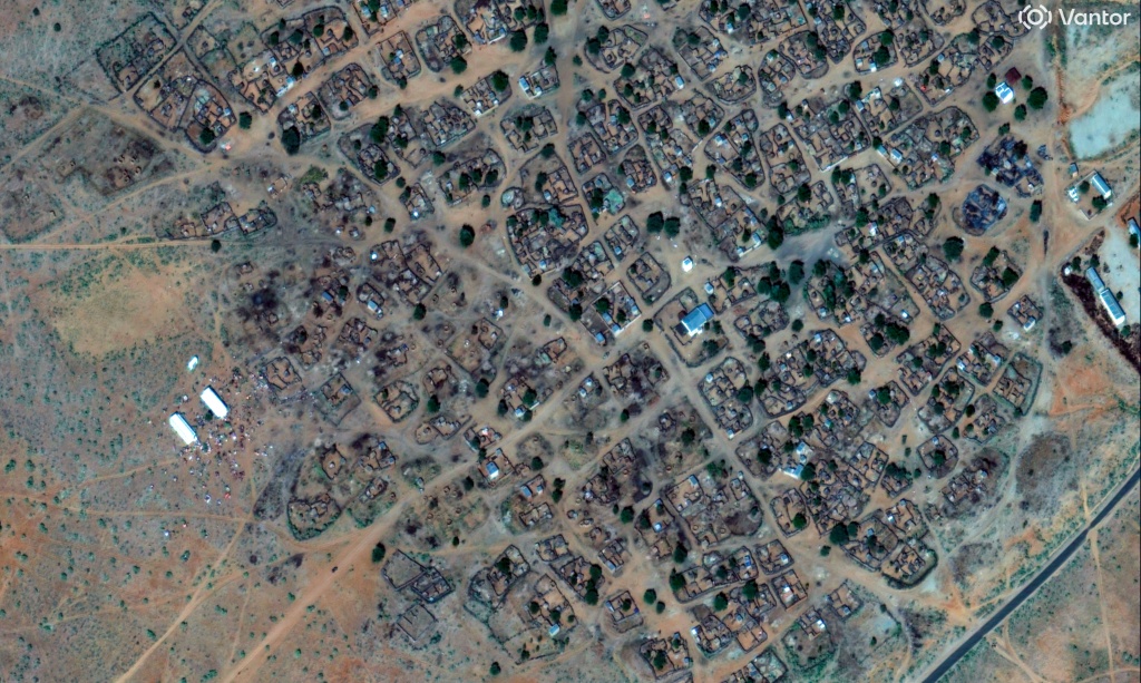 Photo prise le 30 octobre 2025 et publiée le 31 octobre par Vantor, montrant des gens rassemblés aux abord d'un village proche d'El-Facher.